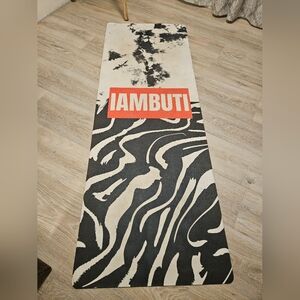 IAMBUTI Black and White Yoga Mat